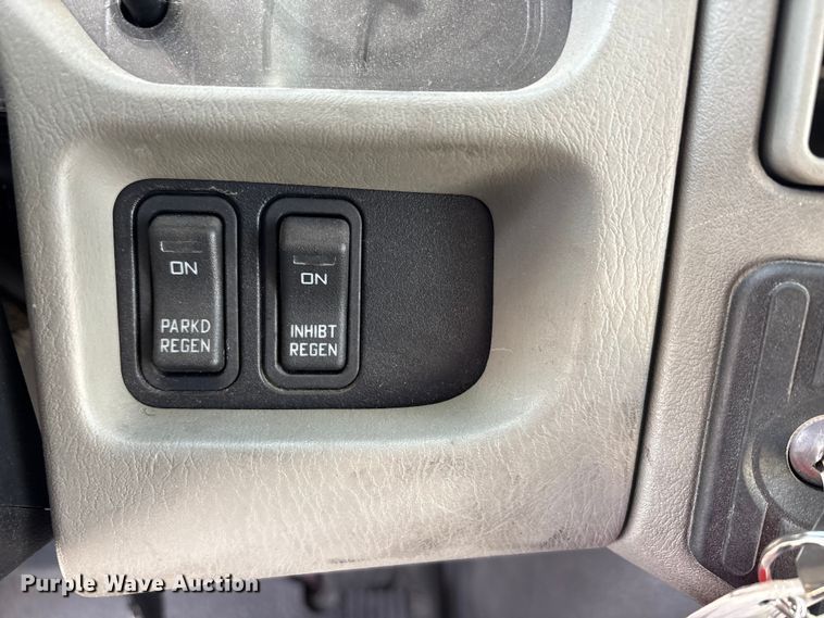 image for item EA7589 2013 Starcraft shuttle bus