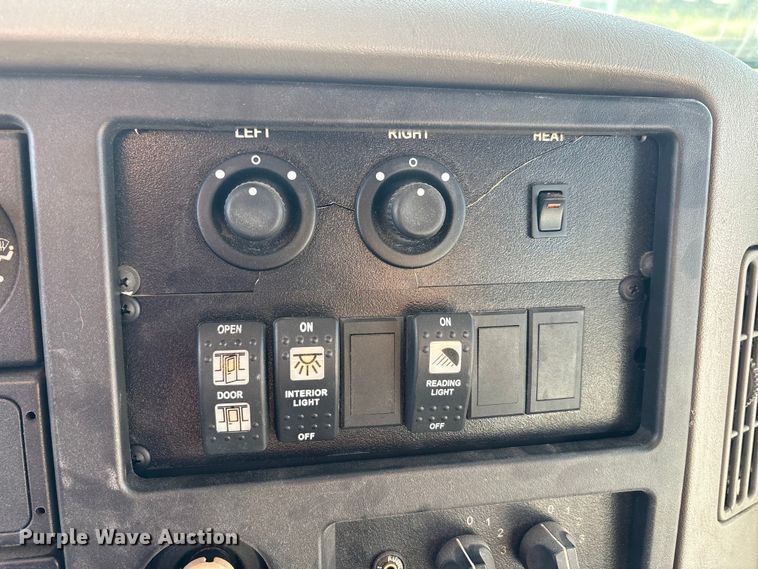 image for item EA7589 2013 Starcraft shuttle bus