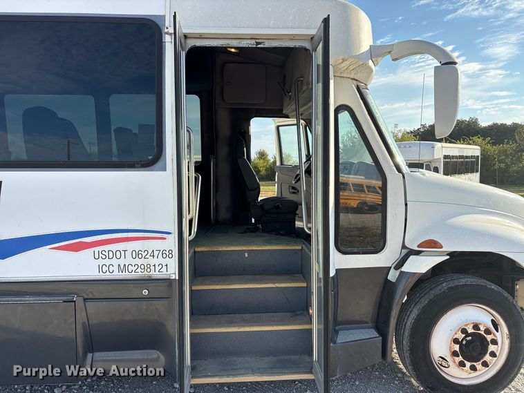 image for item EA7589 2013 Starcraft shuttle bus