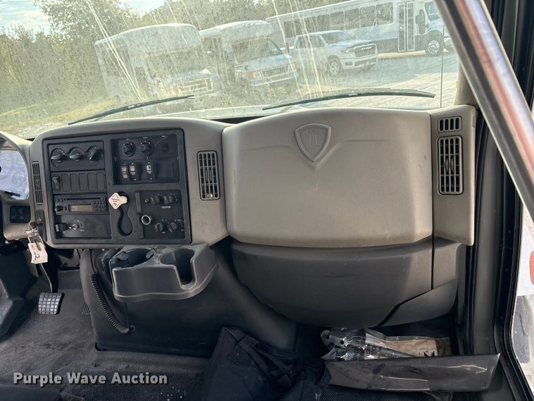 image for item EA7589 2013 Starcraft shuttle bus