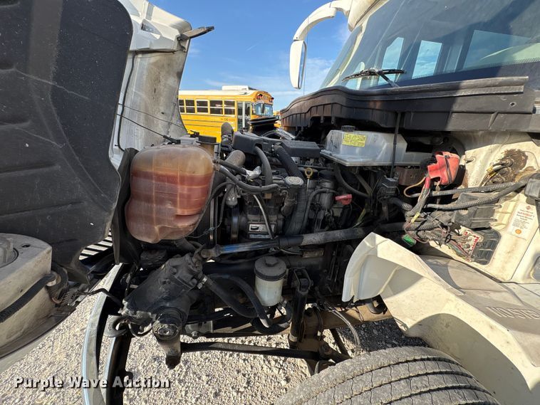 image for item EA7589 2013 Starcraft shuttle bus