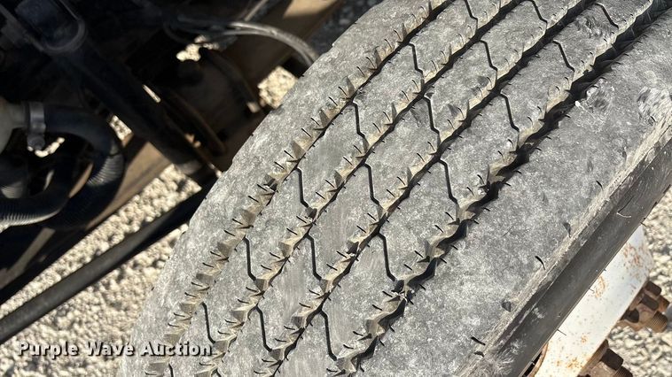 image for item EA7589 2013 Starcraft shuttle bus