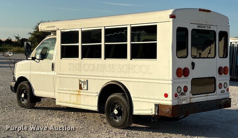 image for item EA7590 2008 Chevrolet Express shuttle bus