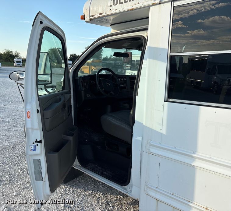 image for item EA7590 2008 Chevrolet Express shuttle bus