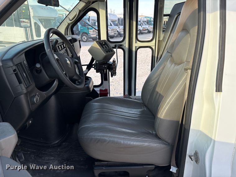 image for item EA7590 2008 Chevrolet Express shuttle bus