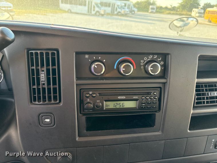 image for item EA7590 2008 Chevrolet Express shuttle bus