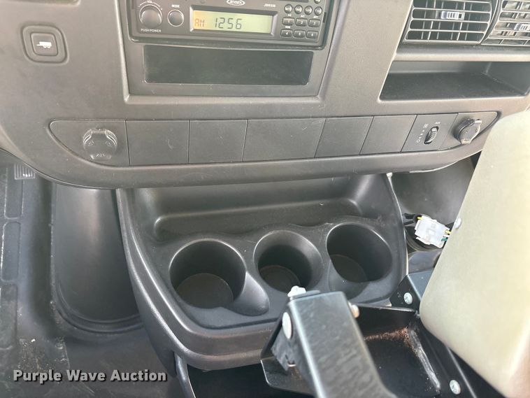 image for item EA7590 2008 Chevrolet Express shuttle bus