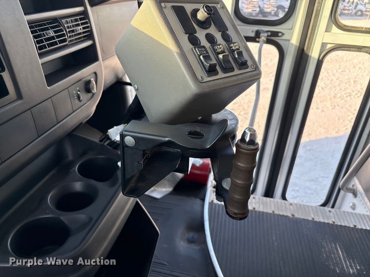 image for item EA7590 2008 Chevrolet Express shuttle bus