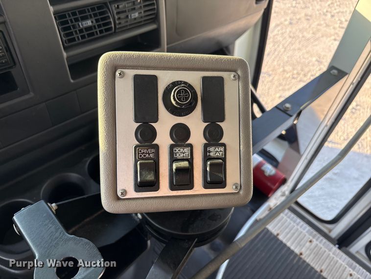 image for item EA7590 2008 Chevrolet Express shuttle bus