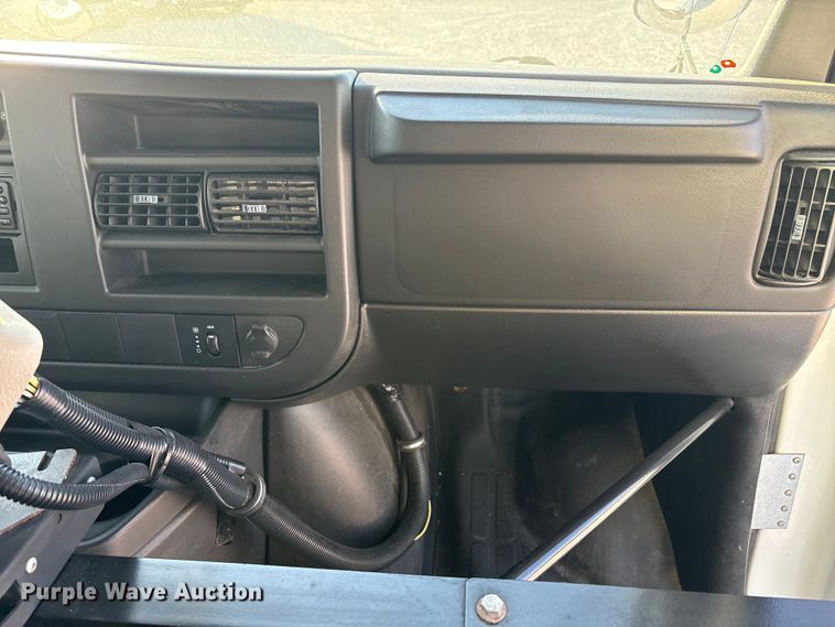 image for item EA7590 2008 Chevrolet Express shuttle bus