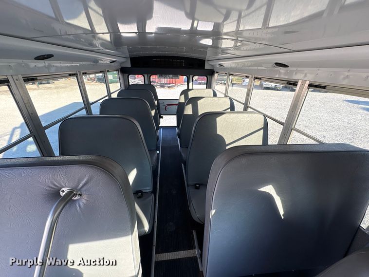 image for item EA7590 2008 Chevrolet Express shuttle bus