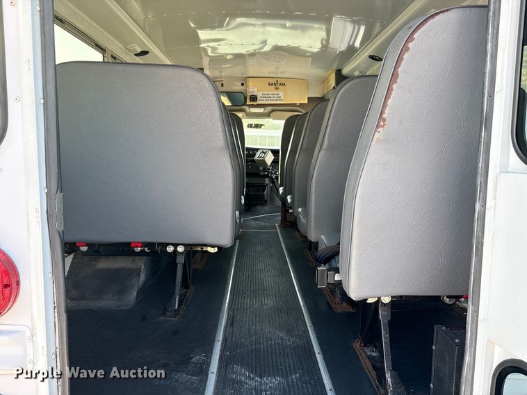 image for item EA7590 2008 Chevrolet Express shuttle bus