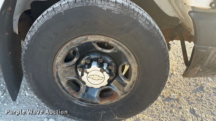 image for item EA7590 2008 Chevrolet Express shuttle bus