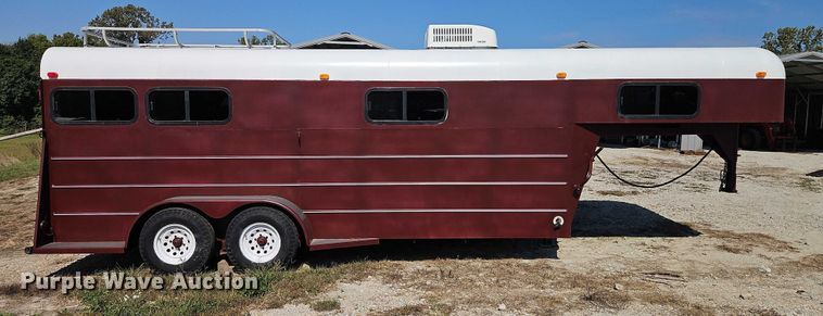 image for item EB8340 2004 Hook-On Trailers horse trailer