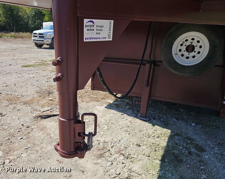 image for item EB8340 2004 Hook-On Trailers horse trailer