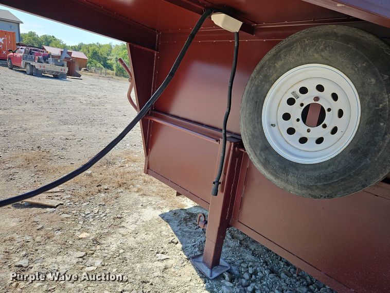 image for item EB8340 2004 Hook-On Trailers horse trailer