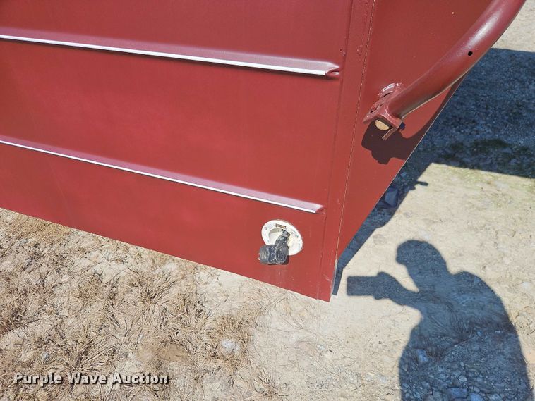 image for item EB8340 2004 Hook-On Trailers horse trailer