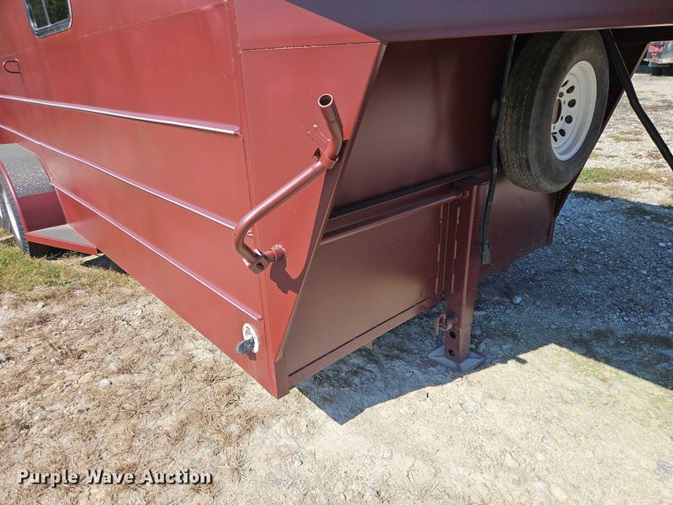 image for item EB8340 2004 Hook-On Trailers horse trailer