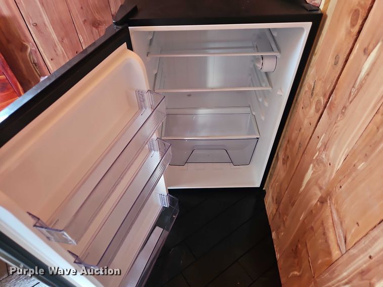 image for item EB8340 2004 Hook-On Trailers horse trailer