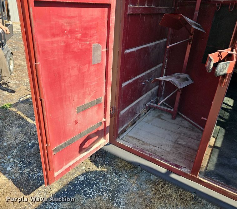 image for item EB8340 2004 Hook-On Trailers horse trailer