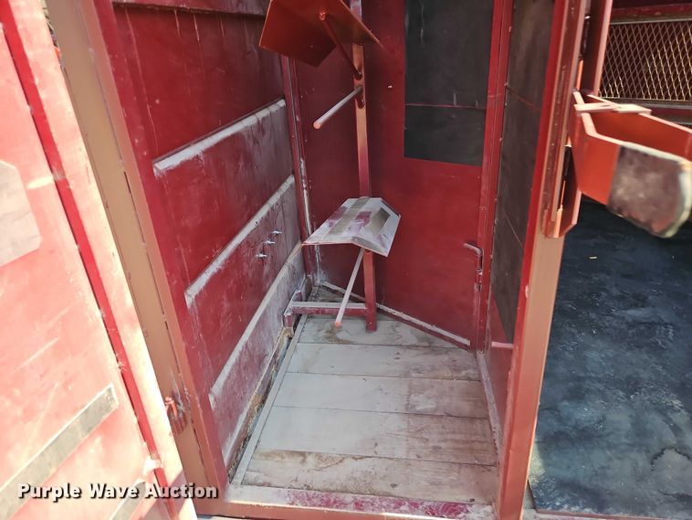 image for item EB8340 2004 Hook-On Trailers horse trailer