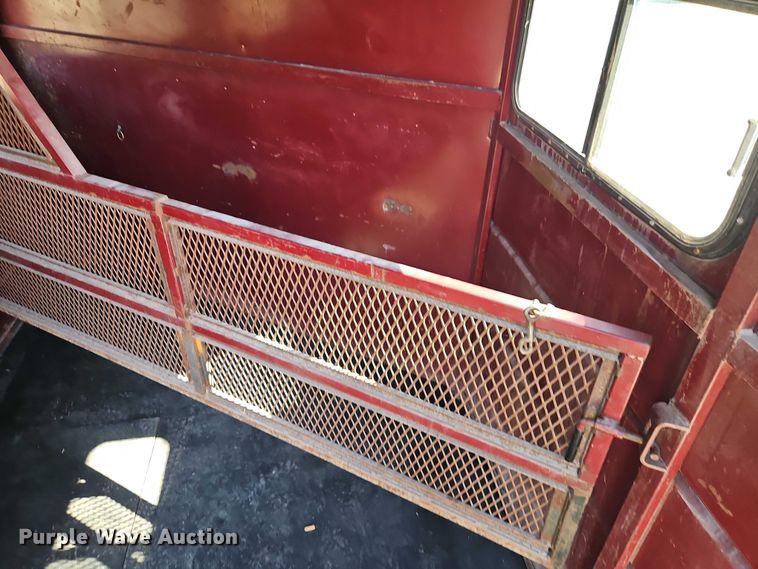 image for item EB8340 2004 Hook-On Trailers horse trailer