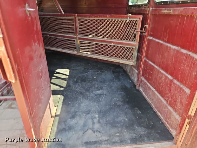 image for item EB8340 2004 Hook-On Trailers horse trailer