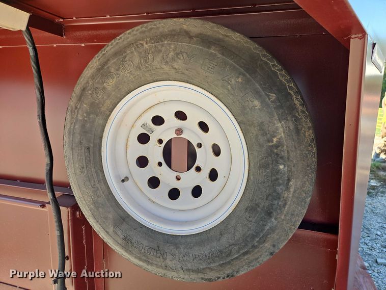 image for item EB8340 2004 Hook-On Trailers horse trailer