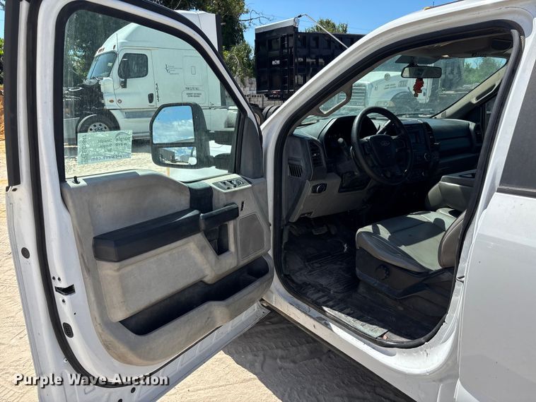 image for item EC3847 2017 Ford F350 Super Duty Crew Cab utility bed pickup truck