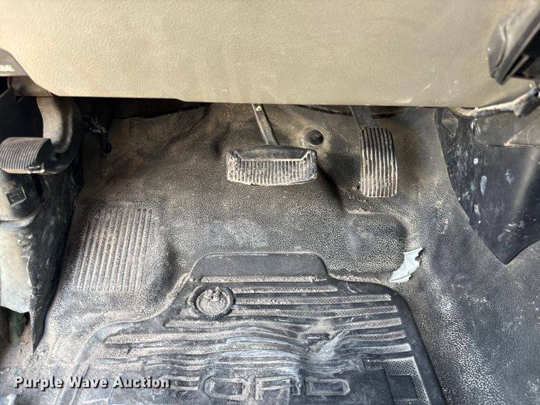 image for item EC3847 2017 Ford F350 Super Duty Crew Cab utility bed pickup truck