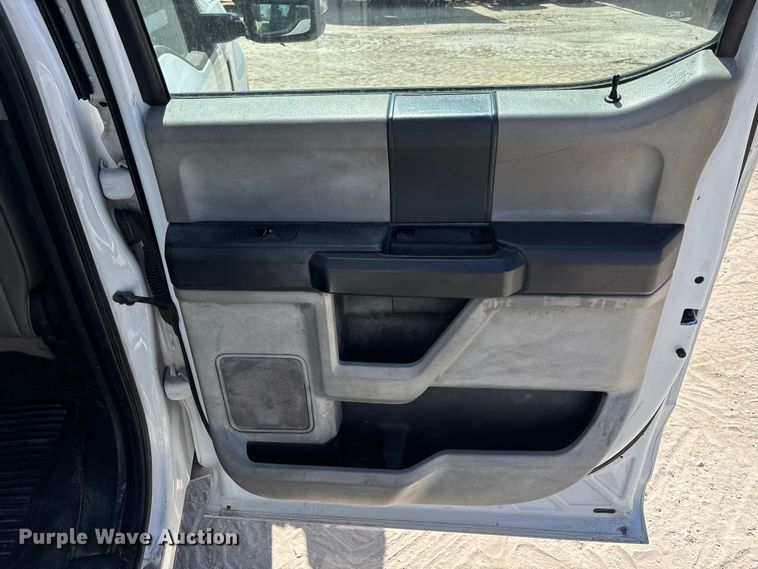 image for item EC3847 2017 Ford F350 Super Duty Crew Cab utility bed pickup truck