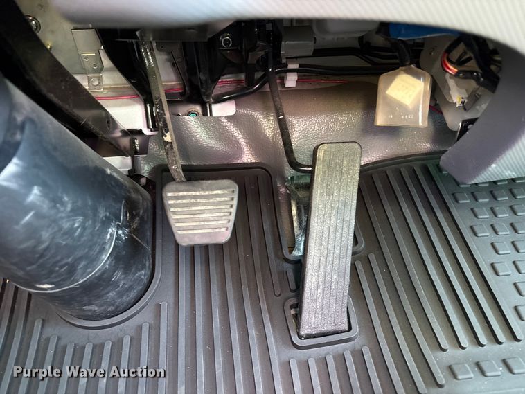 image for item EC8031 2022 Isuzu NQR Crew Cab box truck