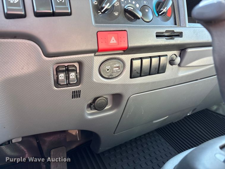 image for item EC8031 2022 Isuzu NQR Crew Cab box truck