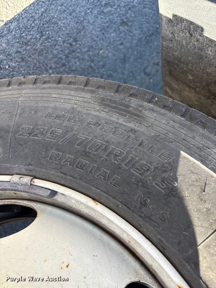 image for item EC8031 2022 Isuzu NQR Crew Cab box truck