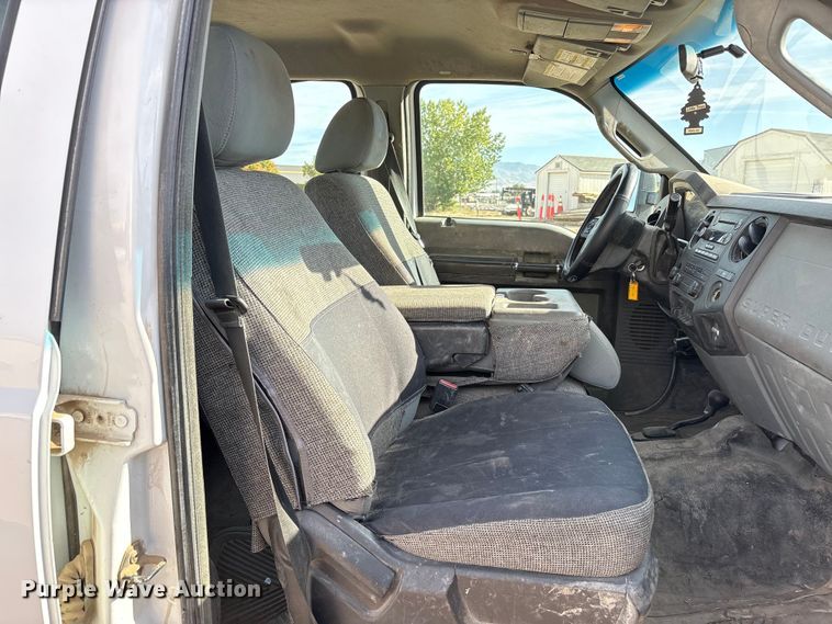 image for item EC8040 2013 Ford F350 Super Duty Crew Cab pickup truck