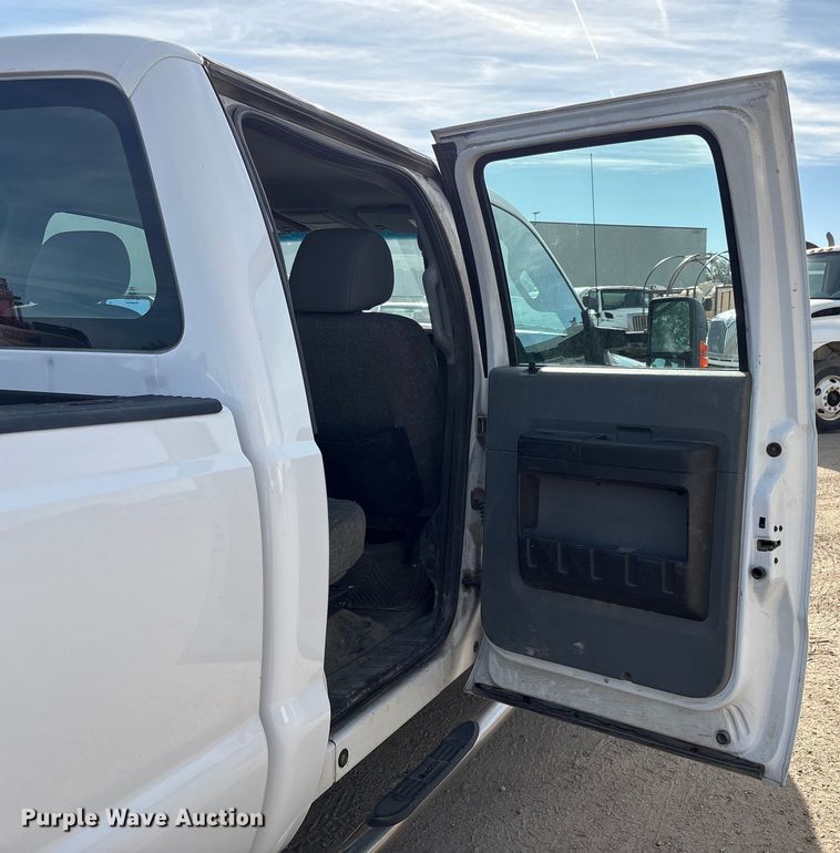 image for item EC8040 2013 Ford F350 Super Duty Crew Cab pickup truck