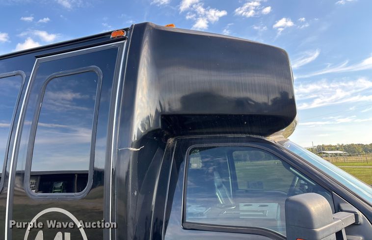 image for item ED2260 2008 Ford F-550 shuttle bus