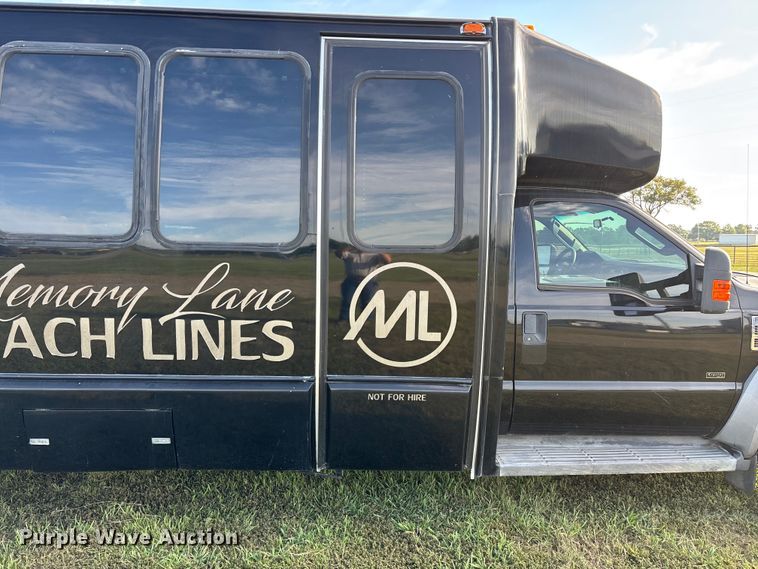 image for item ED2260 2008 Ford F-550 shuttle bus