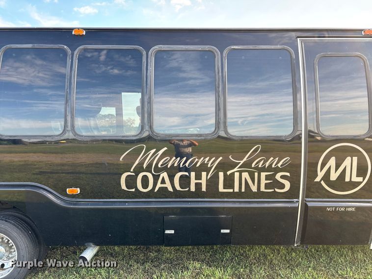 image for item ED2260 2008 Ford F-550 shuttle bus