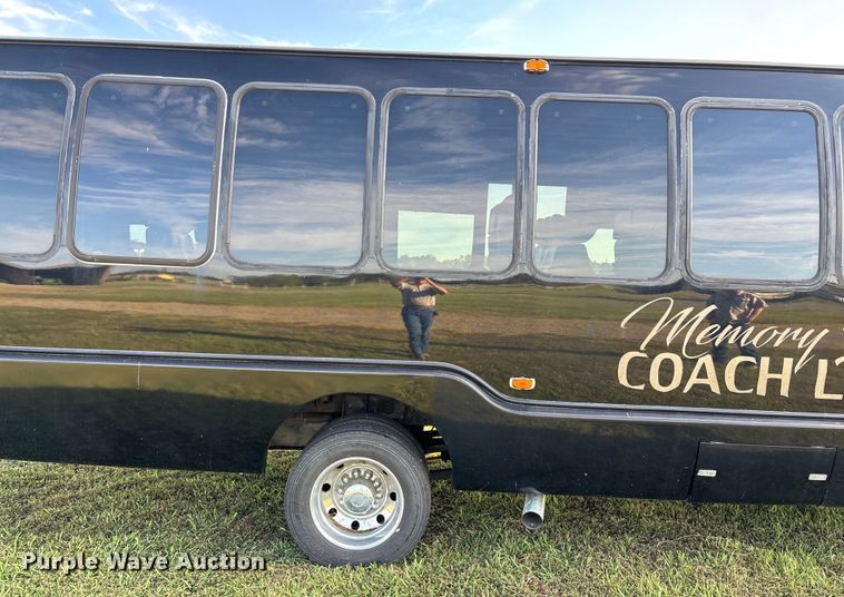 image for item ED2260 2008 Ford F-550 shuttle bus