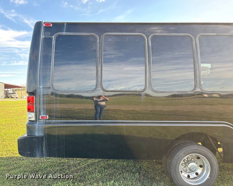 image for item ED2260 2008 Ford F-550 shuttle bus