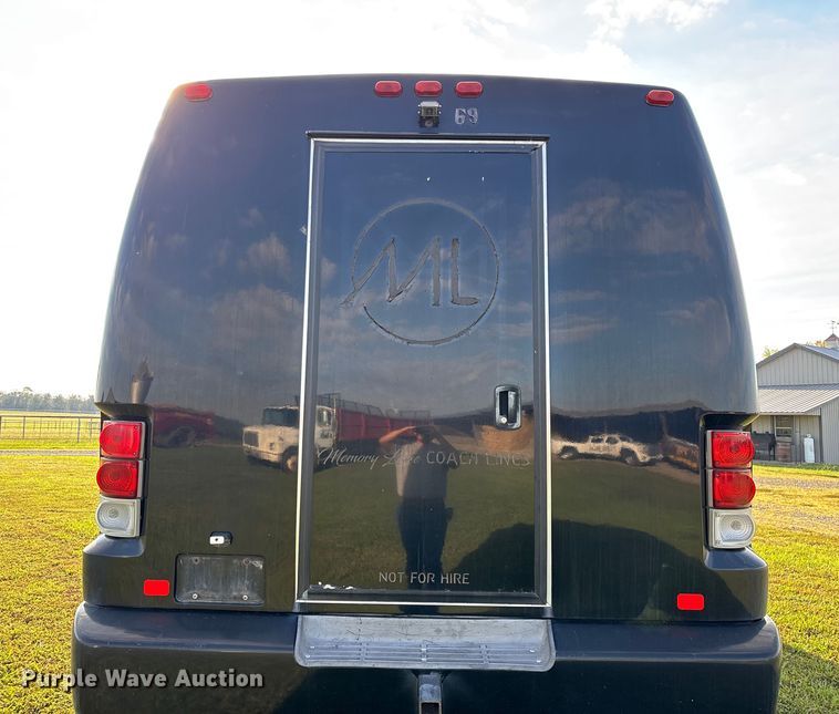 image for item ED2260 2008 Ford F-550 shuttle bus