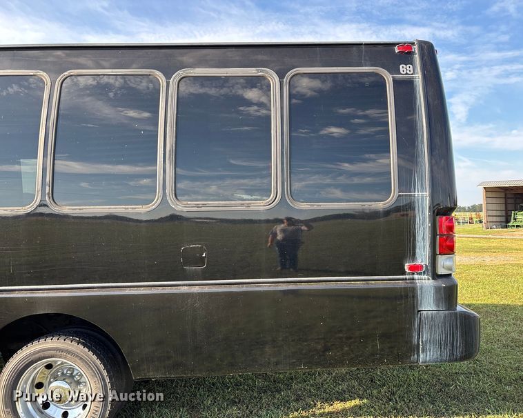 image for item ED2260 2008 Ford F-550 shuttle bus