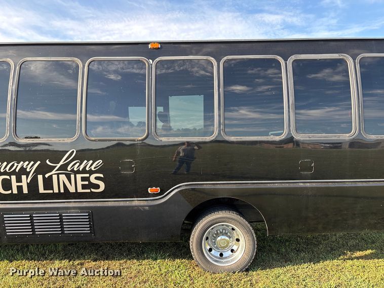 image for item ED2260 2008 Ford F-550 shuttle bus