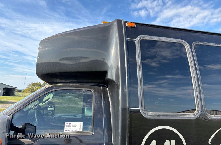 image for item ED2260 2008 Ford F-550 shuttle bus