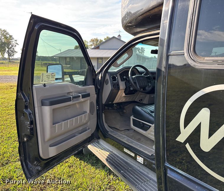 image for item ED2260 2008 Ford F-550 shuttle bus