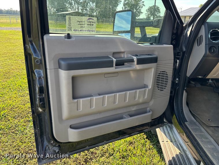 image for item ED2260 2008 Ford F-550 shuttle bus