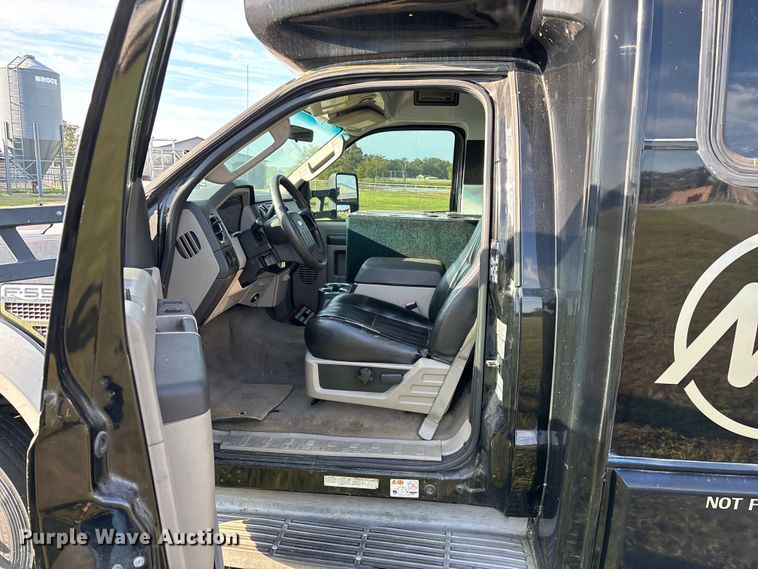 image for item ED2260 2008 Ford F-550 shuttle bus