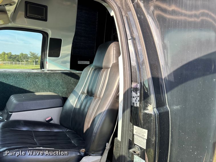 image for item ED2260 2008 Ford F-550 shuttle bus