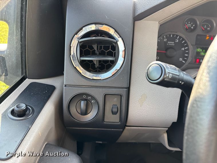 image for item ED2260 2008 Ford F-550 shuttle bus